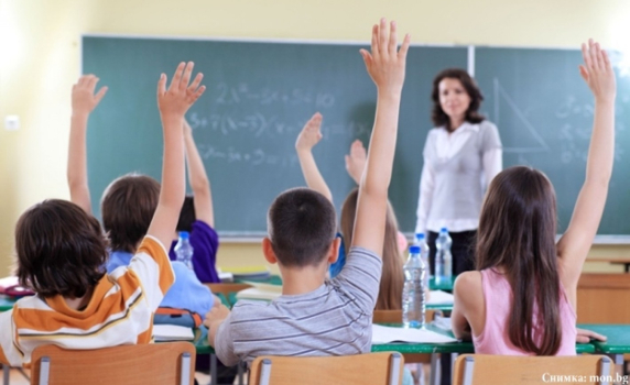 Учителят e пъдар, бавачка и товарно магаре. Отново!