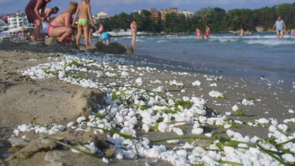  Мазни топчета изплуваха на още плажове по Южното Черноморие