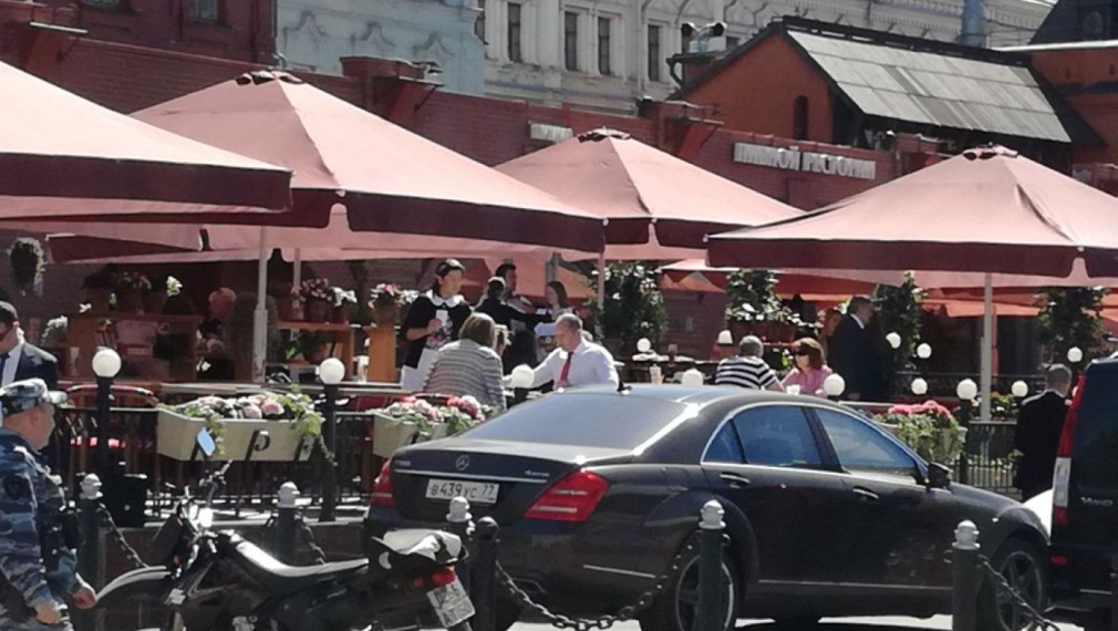 Президентът и съпругата му на кафе в центъра на Москва