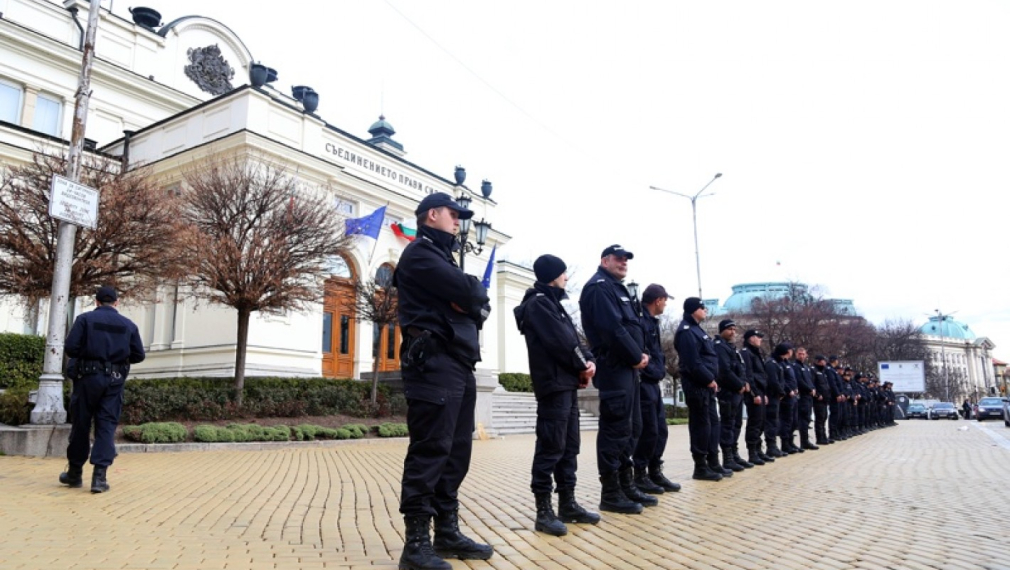 Вот на недоверие в парламента, протести и блокада отвън, полиция в центъра на София
