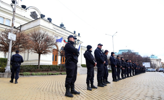 Вот на недоверие в парламента, протести и блокада отвън, полиция в центъра на София
