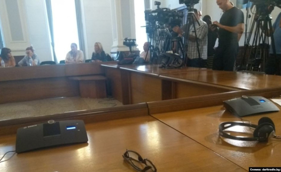 След договорка с Урсула фон дер Лайен от МС демонтираха микрофоните на журналистите