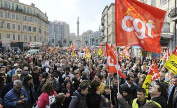 Протестиращите във Франция блокират летища и гари 
