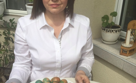 Корнелия Нинова във Фейсбук: Христос Воскресе! Топлина и любов във всеки български дом