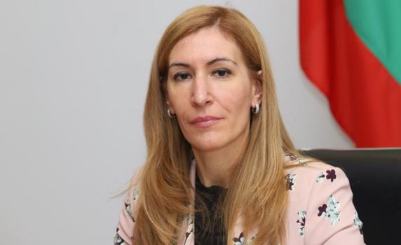 Ангелкова: До 13 април се преустановява туризма. Летният сезон е под въпрос
