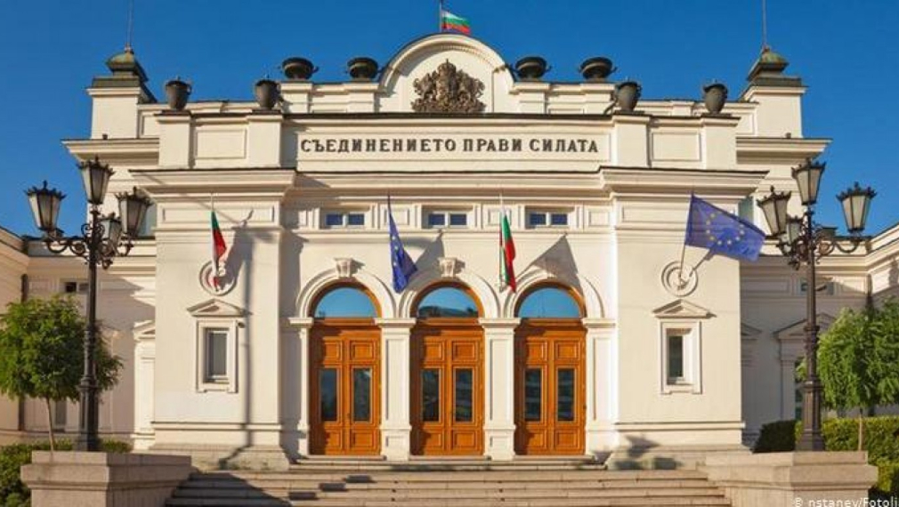 Парламентът гласува извънредно положение до 13 април