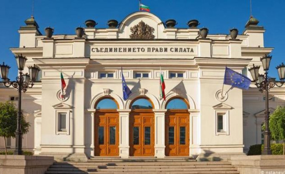 Парламентът гласува извънредно положение до 13 април