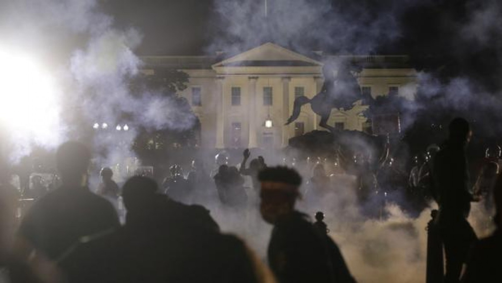 Протестите срещу полицейската бруталност прераснаха в насилствени бунтове и стигнаха до Белия дом