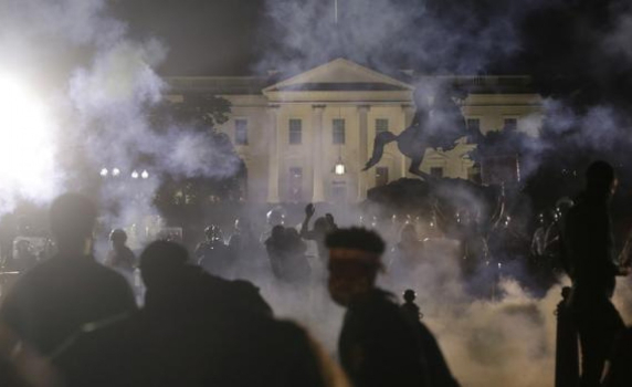 Протестите срещу полицейската бруталност прераснаха в насилствени бунтове и стигнаха до Белия дом