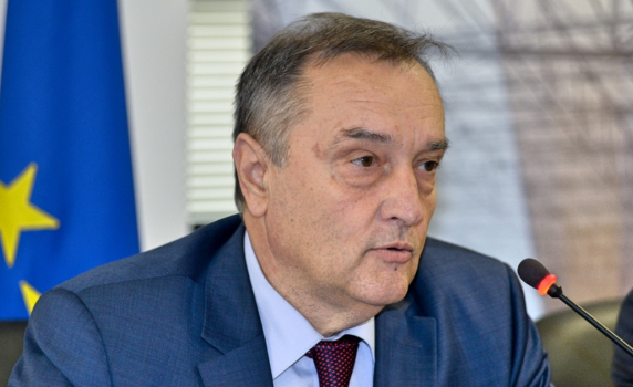 Децата на пътния шеф ще ремонтират Националната библиотека