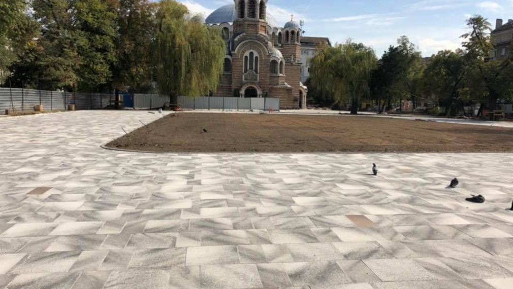 Без коментар! Ремонтираната градинка пред храм "Св. Седмочисленици" в София