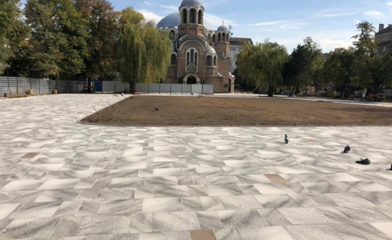 Без коментар! Ремонтираната градинка пред храм "Св. Седмочисленици" в София
