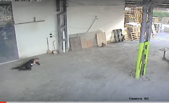 Видео поставя под съмнение версията, че репортерът на "Господари на ефира" е бил нападнат