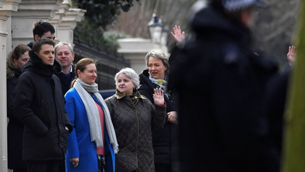 Руските дипломати напуснаха Лондон под звуците на „Прощаването на славянката“