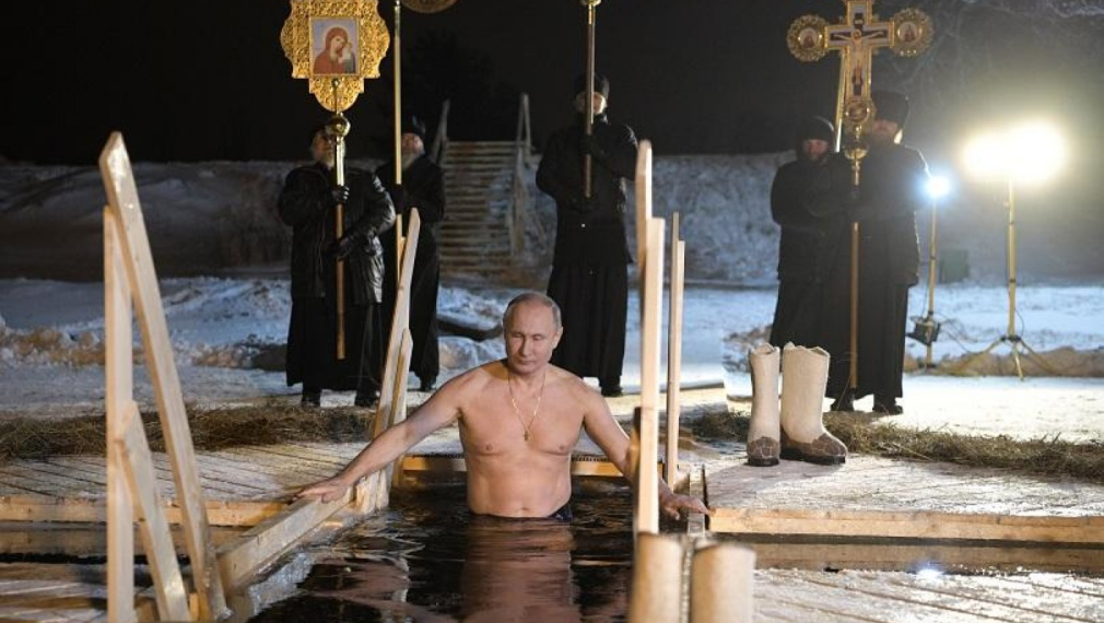 Путин влезе в ледените води за Богоявление 