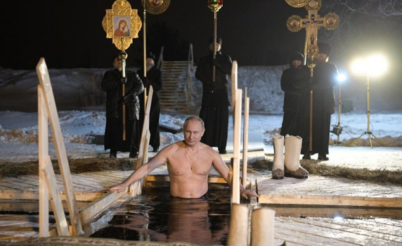 Путин влезе в ледените води за Богоявление 