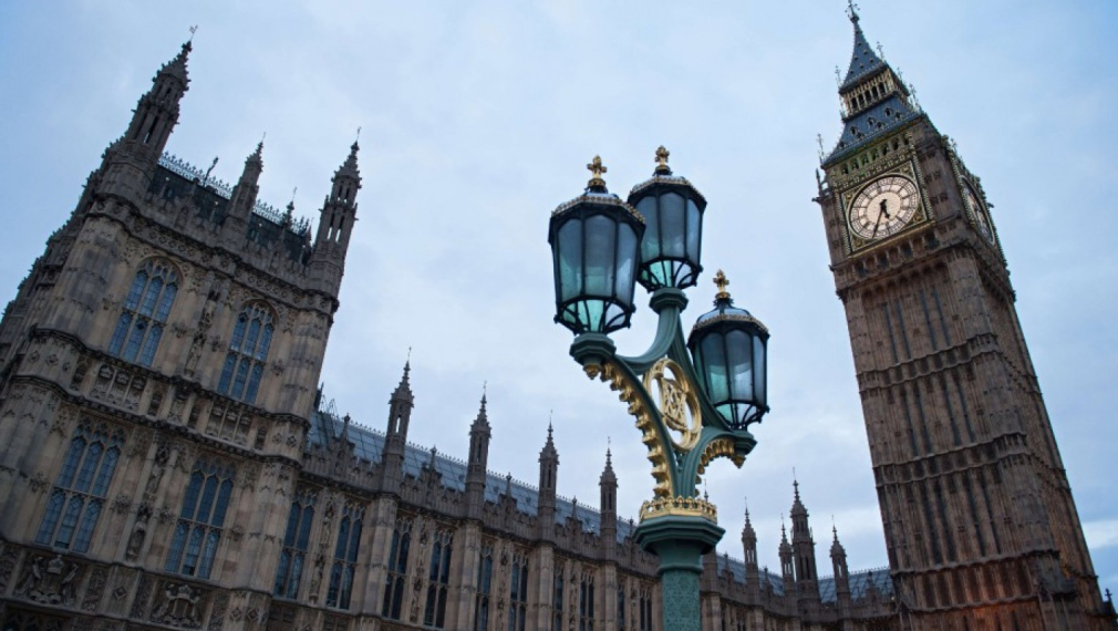 Британският парламент бил пристрастен към порносайтове