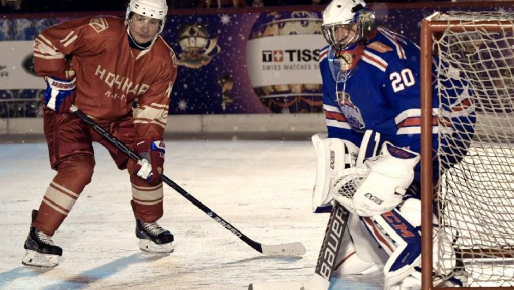 Путин игра хокей на лед на Червения площад