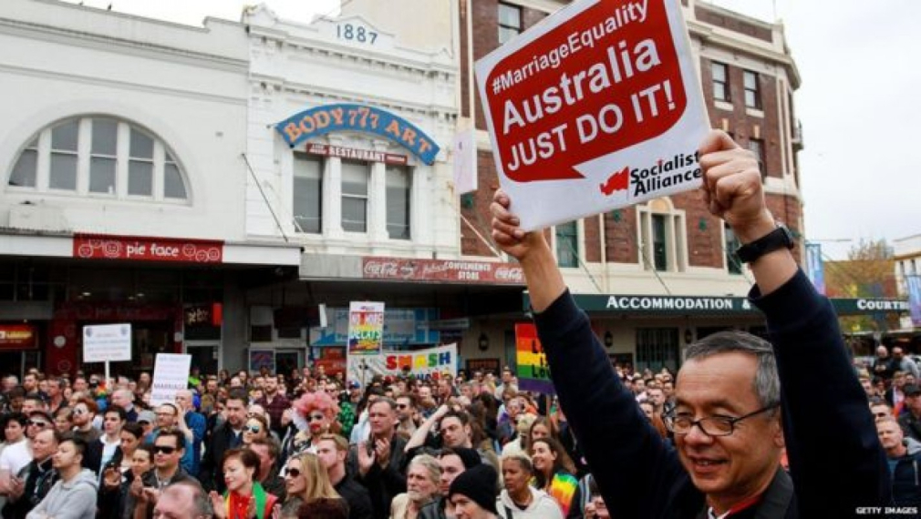 Австралийците гласуваха "за" еднополовите бракове