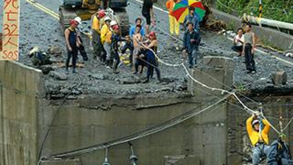 Свлачище след тайфуна "Моракот" погреба стотици в Тайван