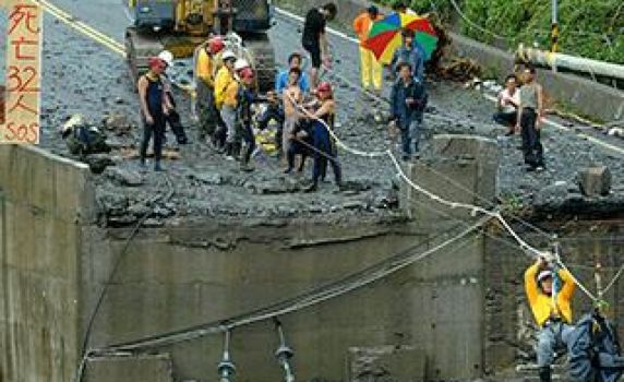 Свлачище след тайфуна "Моракот" погреба стотици в Тайван