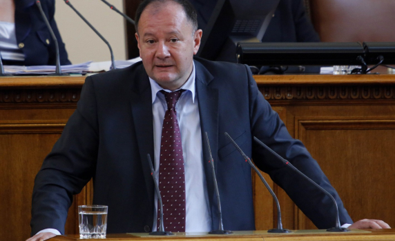 Миков: Смяната на министри не решава нищо