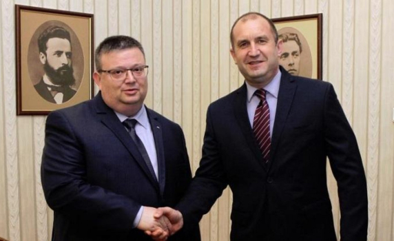 Късно е, Радев, за прокурорска китка