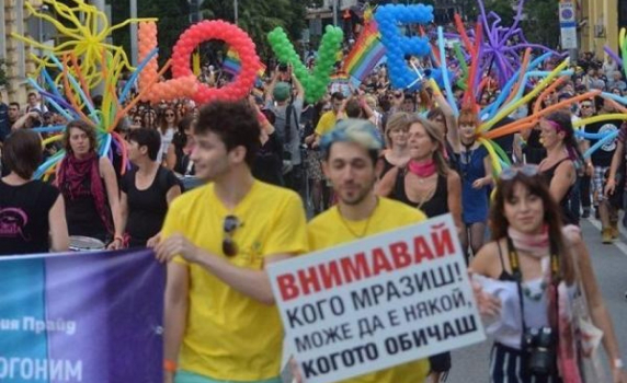 Папата обезчести защитниците на джендъра