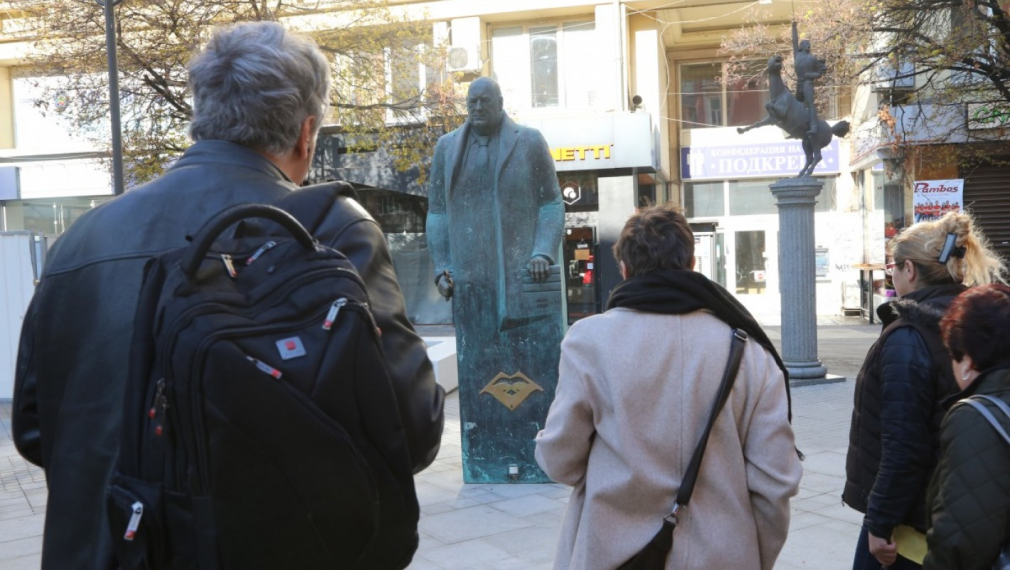 Паметник на Бойко Борисов се появи на „Гарибалди“ в София
