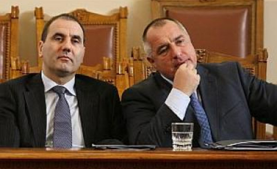 Докато здравната система се разпада, Борисов и Цветанов уволняват доказани специалисти
