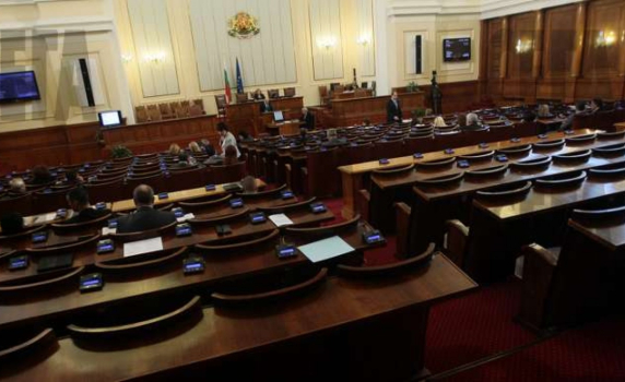 Парламентът се разпусна днес поради липса на кворум