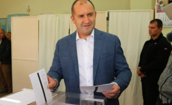 Радев: Няма да действам под натиск за указа за назначаване на Иван Гешев 