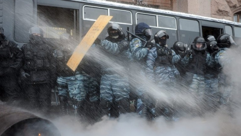 &quot;Беркут&quot; vs. протеста: пламъци, вряла вода и &quot;Молотов&quot;