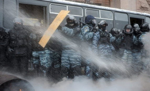 &quot;Беркут&quot; vs. протеста: пламъци, вряла вода и &quot;Молотов&quot;