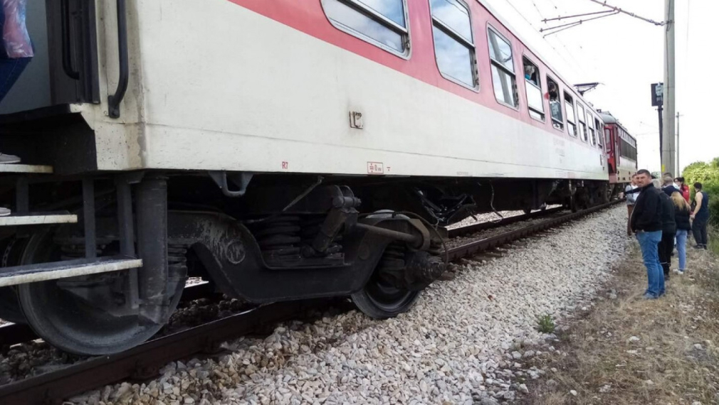 Бързият влак Варна-София дерайлира след удар с автомобил 