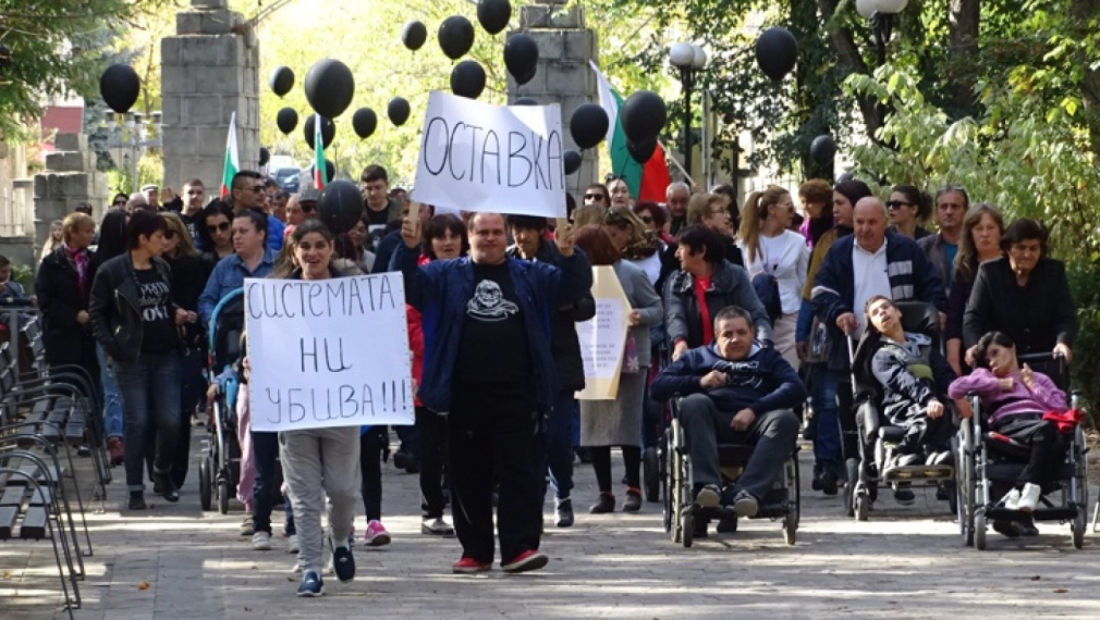 Над 500 на протест в Гоце Делчев поискаха оставката на Валери Симеонов