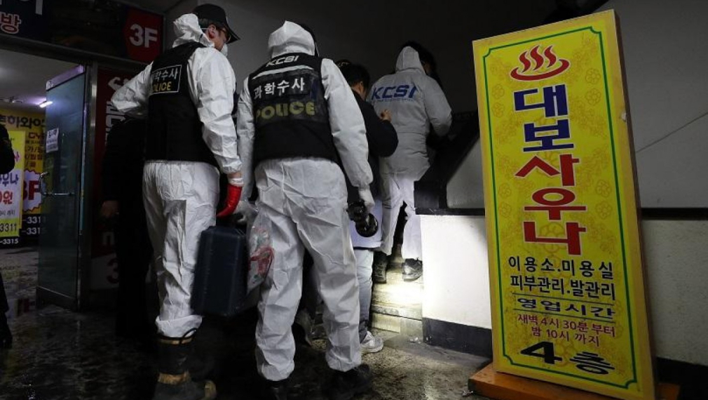 Кола с 28 бутилки газ се вряза в американското посолство в Сеул 
