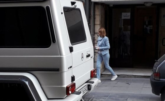 Фандъкова на среща в централата на ДБ: А по добре ли е да се крием по кафенетата?