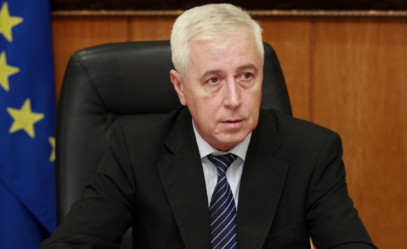 Здравният министър сключил договори за милиони с фирма на дъщеря си