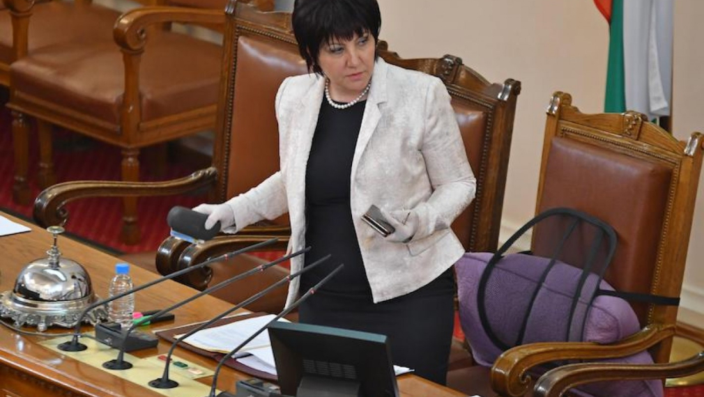 Караянчева се чуди какво да прави с извънредното заседание на НС