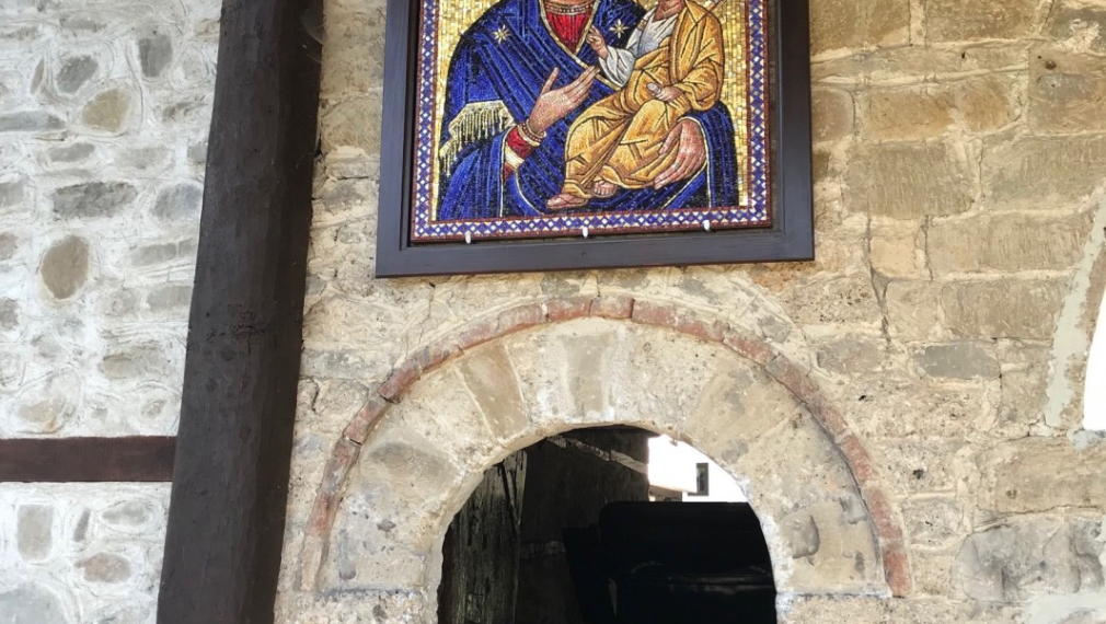 Хиляди се поклониха на иконата на Пресвета Богородица Троеручица в Троянския манастир