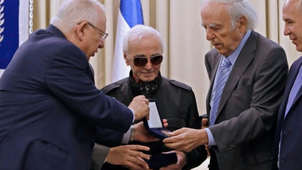 Израел награди Азнавур за спасяването на евреи по време на Холокоста
