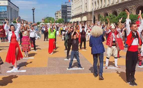  Протест "Да отворим залите за изкуство" пред Министерски съвет