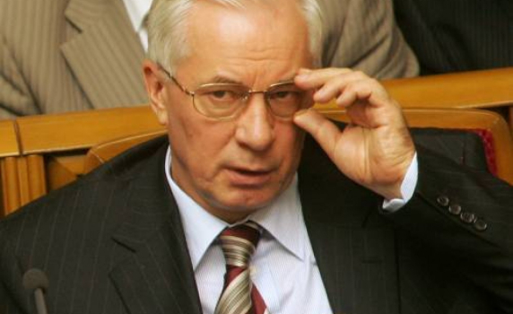 ЕС опроверга Азаров за гей браковете, Маккейн се срещна с опозицията