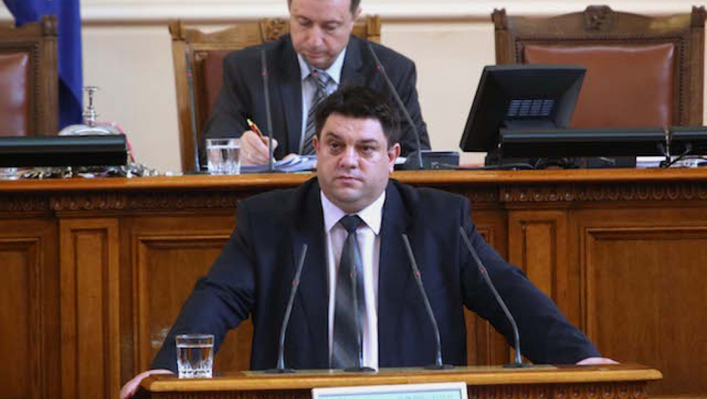 Атанас Зафиров: Вместо да подаде оставка, Каракачанов се обяснява