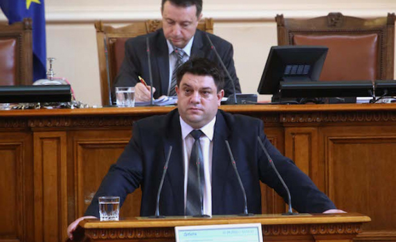 Атанас Зафиров: Вместо да подаде оставка, Каракачанов се обяснява