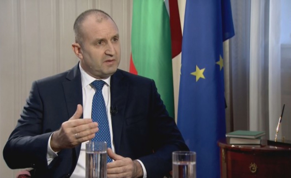Радев: Борисов гради образ на спасител върху страха от трупове. Народът не е публика, за да му ръкопляска