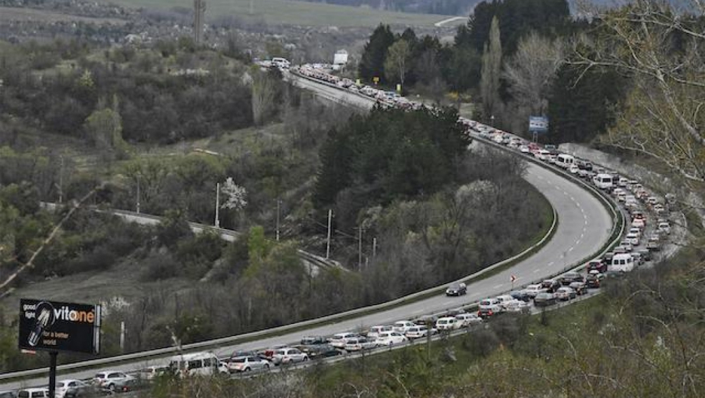 Върнаха десетки автомобили на КПП Драгичево