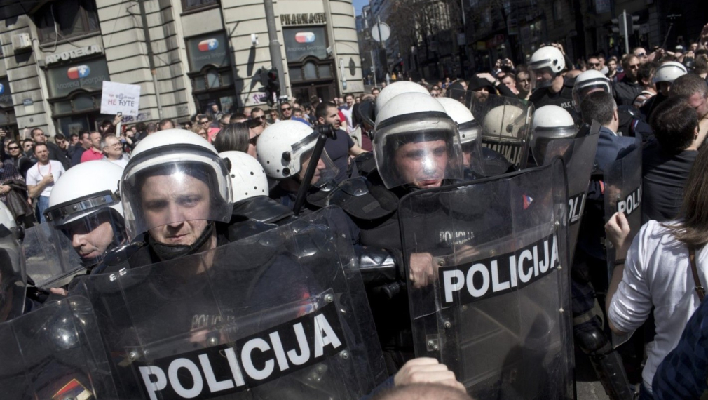 Протестиращите в Сърбия обсадиха Вучич в сградата на президентството