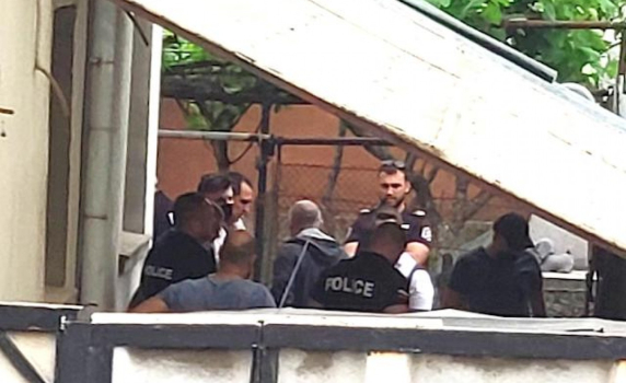 Трима задържани при полицейска акция в столичния кв. "Левски"